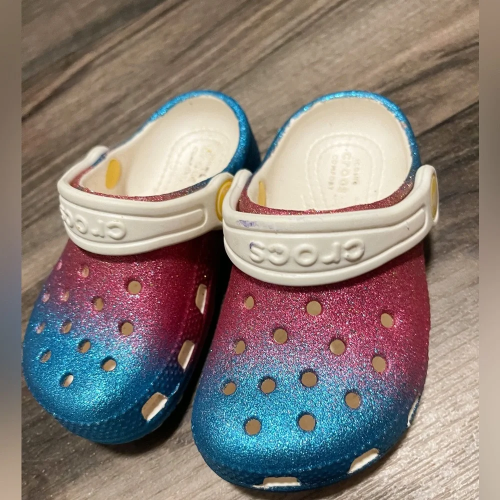 Child’s size 7 crocs - Picture 2 of 3
